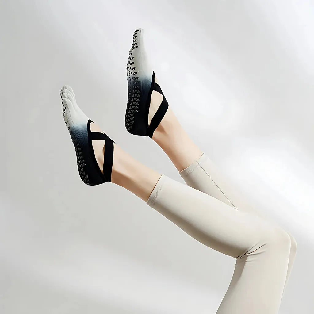 Non Slip Grip Socks Pilates Essentials For Women & Men - White and Black / one size